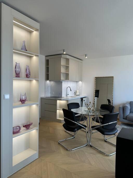 Luxe Near The Airport Apartmán *